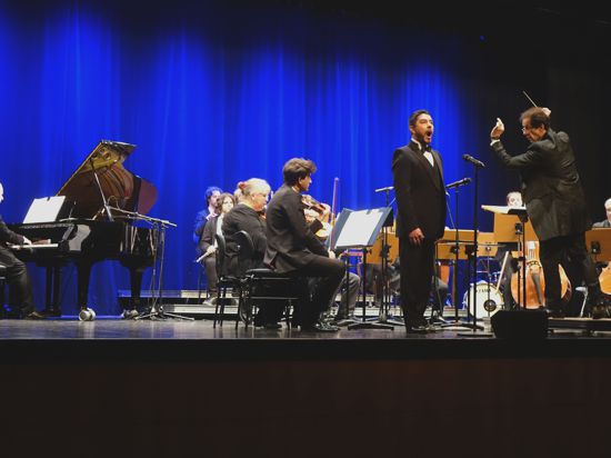  César del Rio Fuentes und Dirigent Bernhard Löffler im Vordergrund, das Salonorchester Bühl hinten. 