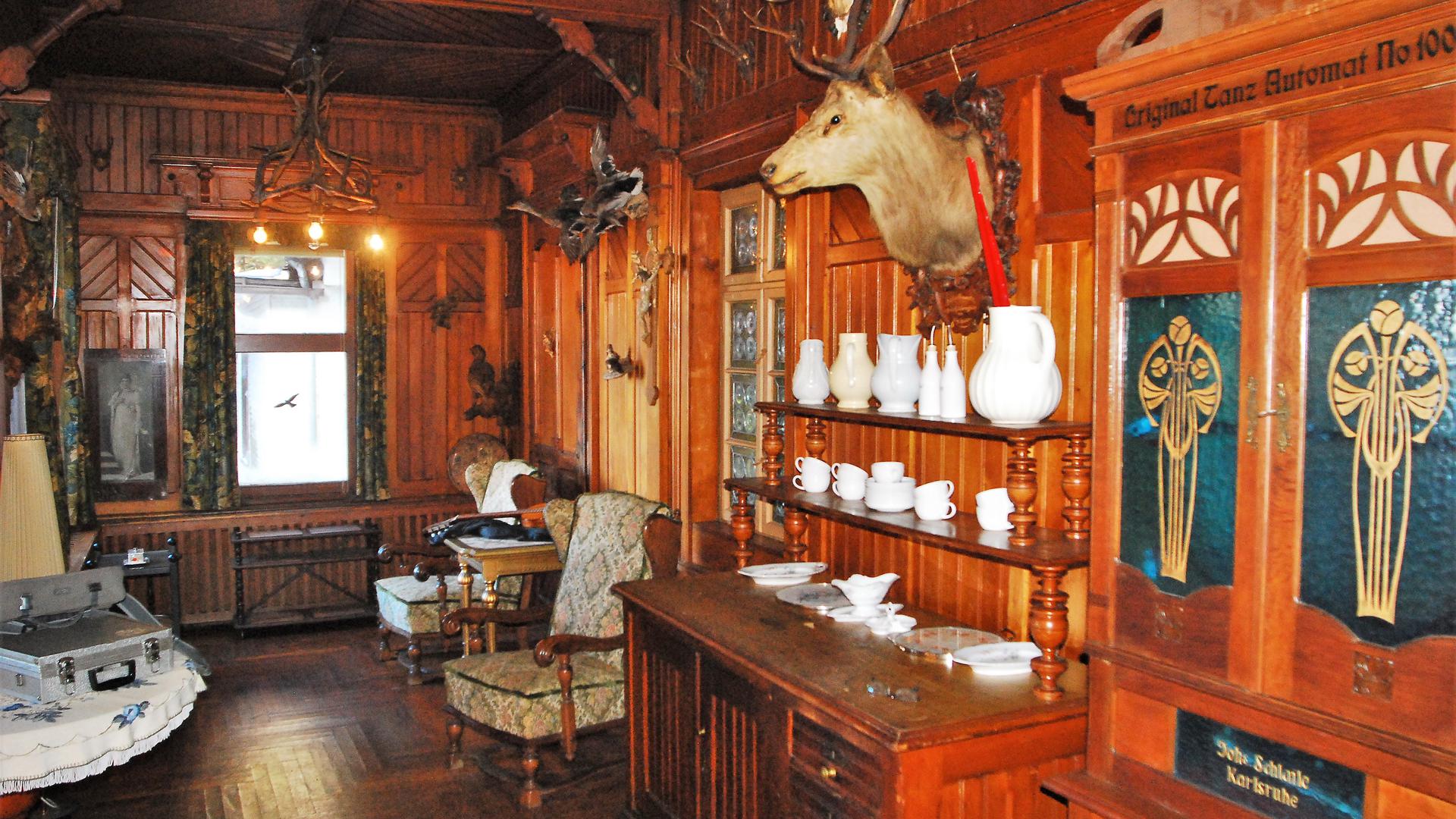 Wie im Museum: Die originale Ausstattung des Kurhauses Sand aus der Zeit um 1900 blieb weitgehend erhalten. Das 2014 entstandene Foto zeigt das Jagdzimmer.