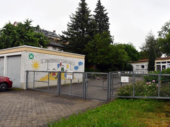 Blick auf den Kindergarten und dessen geschlossenes Tor