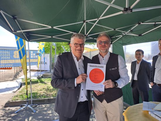 Bühls Oberbürgermeister Hubert Schnurr überreicht Torsten Fellmoser den Roten Punkt. 