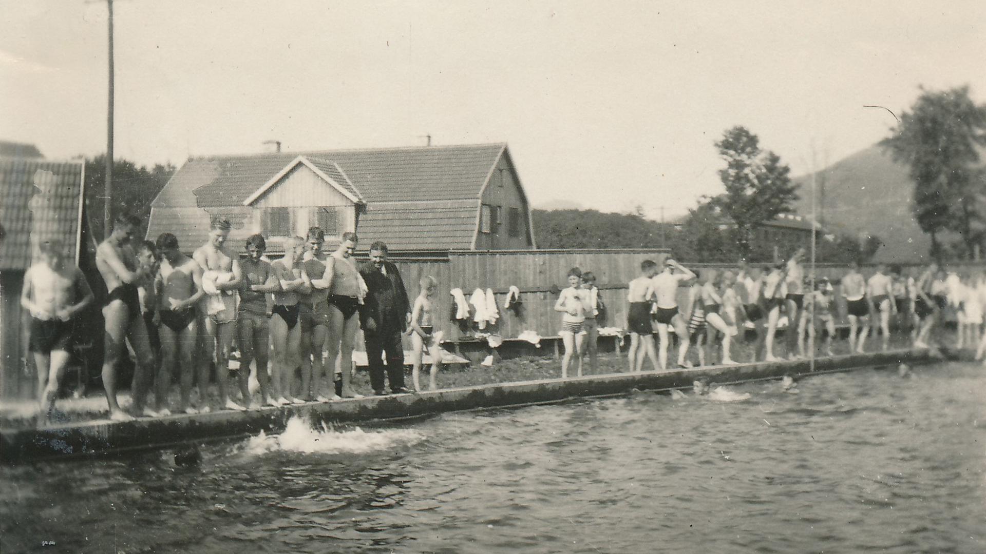 Die älteste bekannte Aufnahme des Freibads zeigt Teilnehmer eines Sportsfests im Jahr 1927. Vier Jahre zuvor hatte der reguläre Betrieb begonnen. 