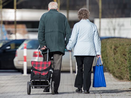 ARCHIV - 03.03.2017, Berlin: Ein älteres Paar geht mit Einkaufstrolley und -tasche durch die Straßen. Menschen, deren Gehirn mehr Oxytocin freisetzt, sind einer US-Studie zufolge freundlicher zu anderen und zufriedener mit dem eigenen Leben. Zudem nehme die Oxytocin-Ausschüttung mit dem Alter vielfach zu, berichten Forschende im Fachmagazin «Frontiers in Behavioral Neuroscience». (zu dpa «Studie: Oxytocin macht nett und zufrieden - Menge nimmt im Alter zu») Foto: Silas Stein/dpa +++ dpa-Bildfunk +++