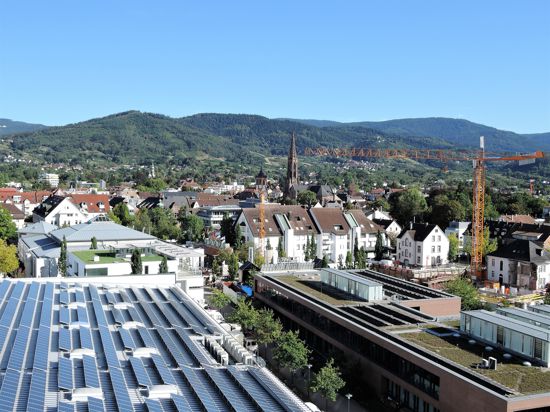 Solaranlagen sind auf dem Octomedia-Gebäude und der Carl-Netter-Realschule in der Bühler Innenstadt installiert. 