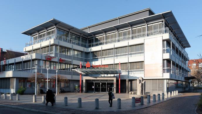 Die Sparkasse Bühl wurde 1999 nach Plänen des Büros Seebacher und Krauth aufgestockt. Die Fassade wurden der Mode der zeit entsprechend aufgehübscht. 
