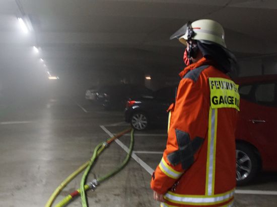 18.9.2020: Die Feuerwehr Gaggenau löscht ein brennendes Auto in einer Tiefgarage.               