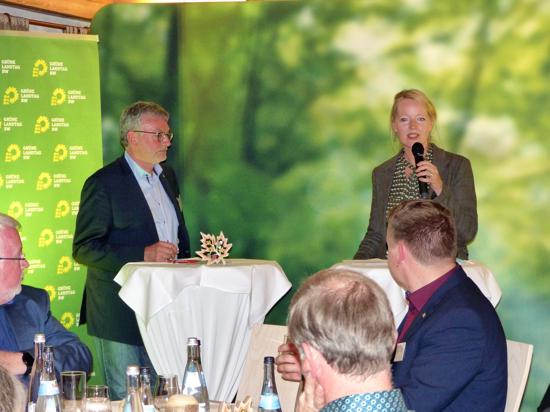 Lebhafter Austausch: der Grünen-Abgeordnete aus dem Wahlkreis Baden-Baden, Hans-Peter Behrens, und Landes-Umweltministerin Thekla Walker