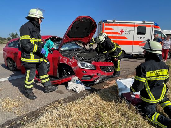 Auf der A5 bei Bühl hat sich am Samstag ein Unfall ereignet, bei dem zwei Personen schwer verletzt wurden.
