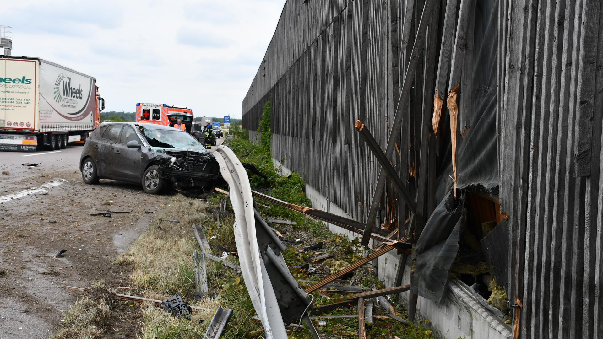 Ein Fahrzeug ist am Montag auf der A5 bei Bühl in die Lärmschutzmauer gekracht.