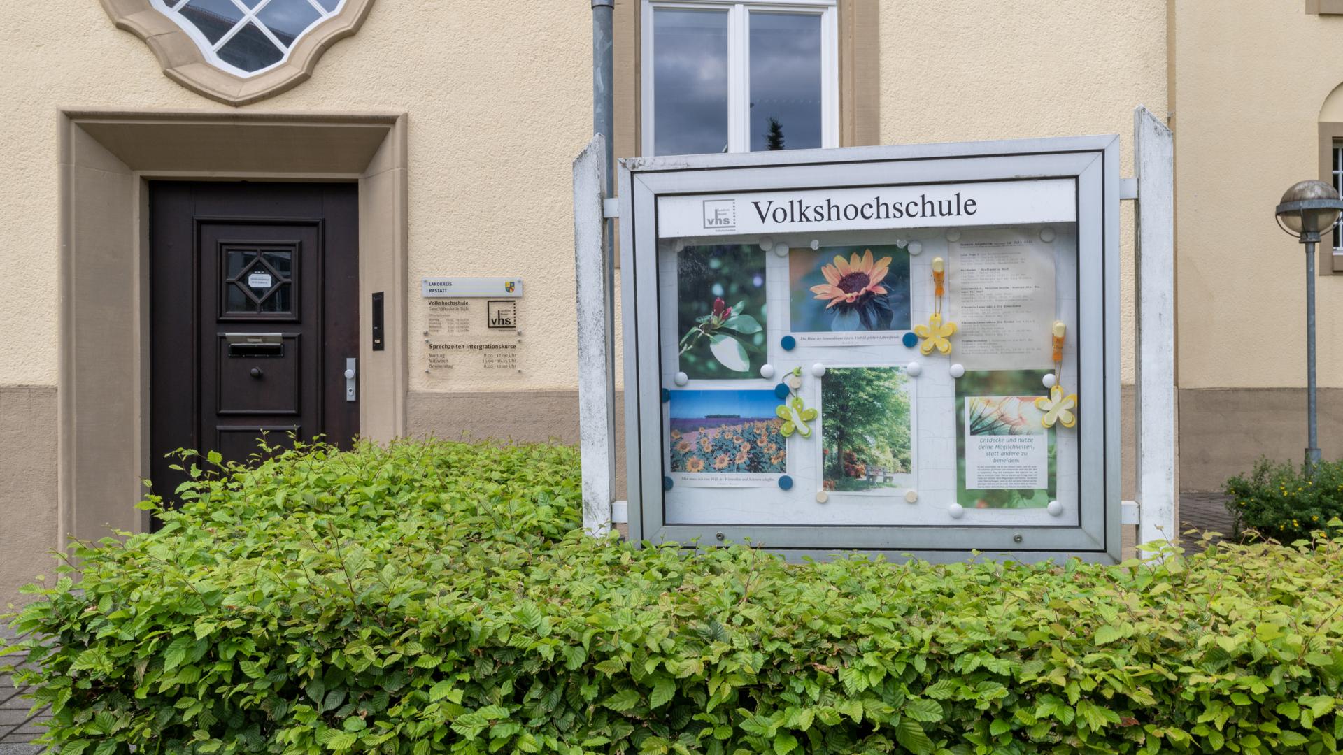 Die Volkshochschule in Bühl ist eine Außenstelle der Kreisvolkshochschule Rastatt. Sie befindet sich in der Robert-Koch-Straße.
