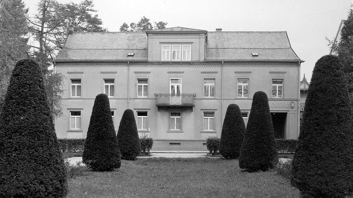 Die Villa Massenbach wurde 1973 für den Neubau der Sparkasse abgerissen. Das Gebäude aus der Mitte des 19. Jahrhunderts diente bis dahin als Zentrale des Kreditinstituts. 