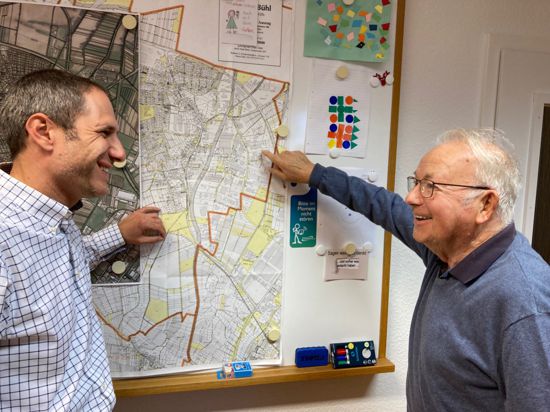  Erich Royal (rechts) und Manuel Royal zeigen in der Ortsverwaltung auf eine Karte von Vimbuch  