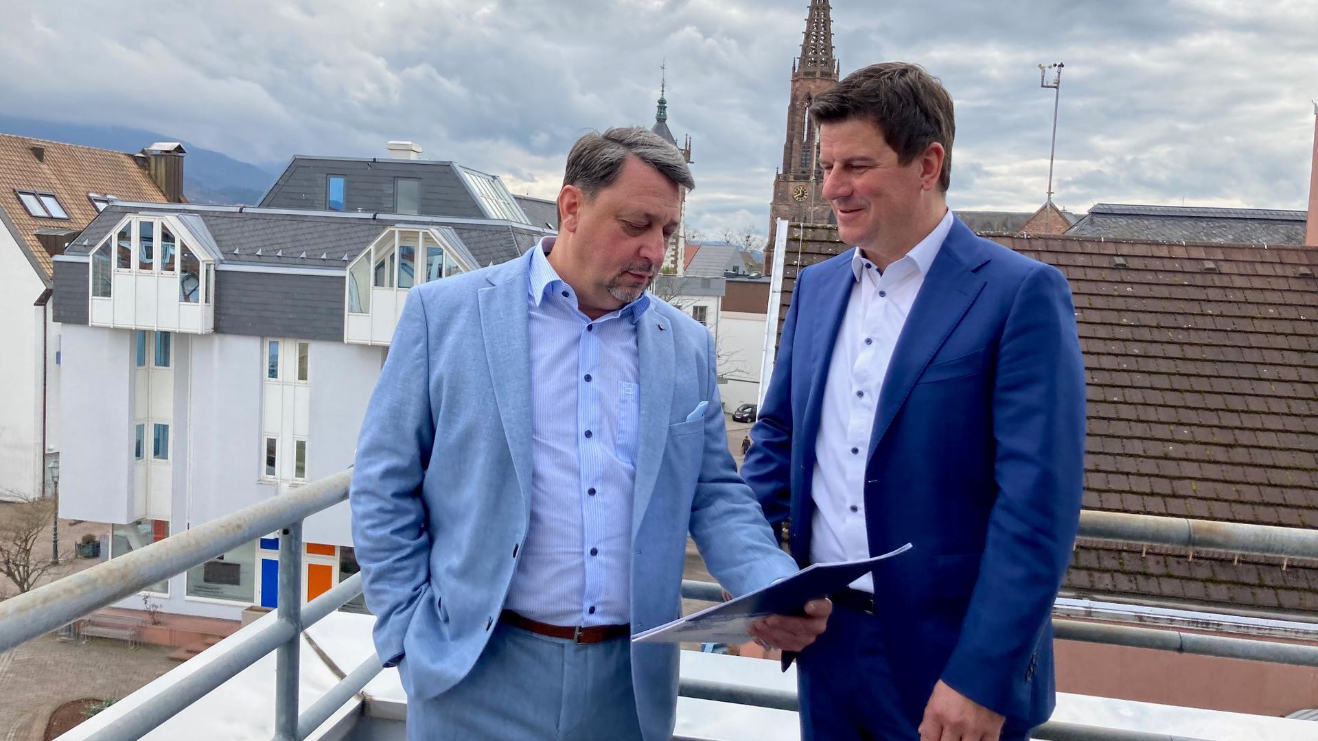 Volksbank-Vorstand Marco Feit (Sprecher, links) und Hans-Jörg Meier auf dem Balkon des Stammhauses in der Bühler Stadtmitte