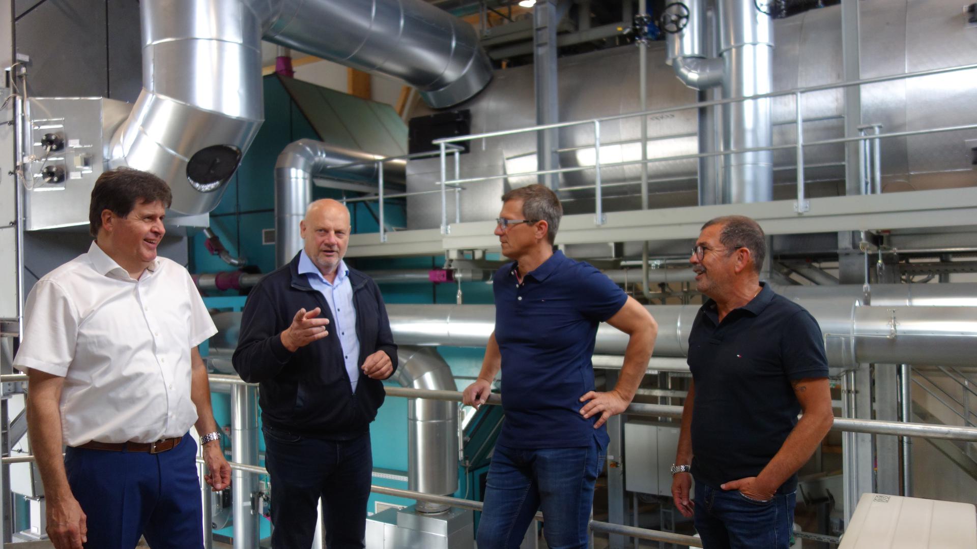 Im Biomassekraftwerk: Die beiden Stadtwerke-Geschäftsführer Reiner Liebich (von links) und Rüdiger Höche im Gespräch mit den Furnierwerk-Geschäftsführern Matthias Liebmann und Antonio Udassi. 