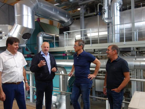 Im Biomassekraftwerk: Die beiden Stadtwerke-Geschäftsführer Reiner Liebich (von links) und Rüdiger Höche im Gespräch mit den Furnierwerk-Geschäftsführern Matthias Liebmann und Antonio Udassi. 