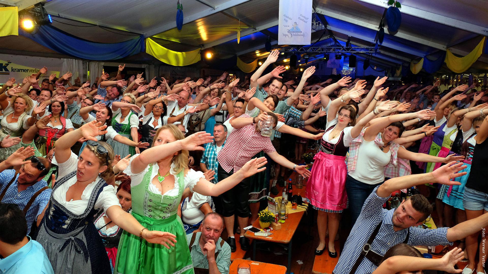 Immer in bester Party-Laune: Das Publikum aus ganz Mittelbaden beim Dirndl- und Lederhosenabend im Bühler Festzelt, wie hier im Jahr 2016. Foto: Werner Vetter