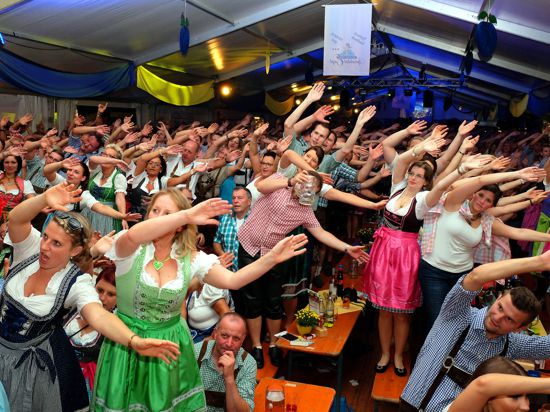 Immer in bester Party-Laune: Das Publikum aus ganz Mittelbaden beim Dirndl- und Lederhosenabend im Bühler Festzelt, wie hier im Jahr 2016. Foto: Werner Vetter