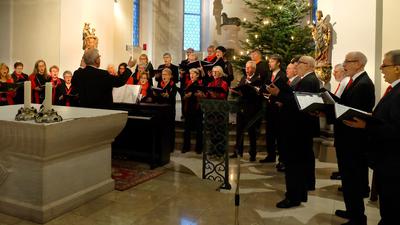 Sängerinnen und Sänger des Chors Pro Vokal der Chorgemeinschaft Harmonie Bühl beim Abschluss der Vorweihnachtlichen Sängerfahrt im Kloster Maria Hilf