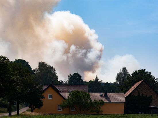 Eine Rauchwolke ist weithin sichtbar unweit von  Frohnsdorf zu sehen. Dort bekämpft die Feuerwehr seit Tagen einen Waldbrand.