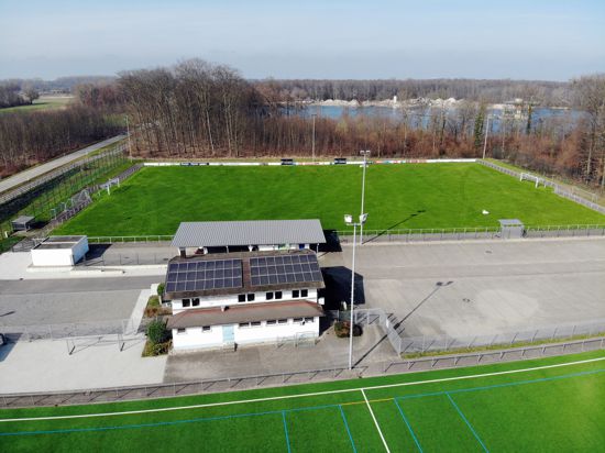 Drohnenaufnahme des Sportplatzes des SV Weitenung. Im Hintergrund der Baggersee