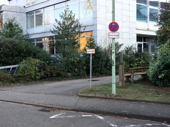 An dieser Stelle darf niemand parken. Gleich drei Verkehrsschilder weisen auf die Feuerwehrzufahrt am katholischen Gemeindehaus in der Wiedigstraße hin. 