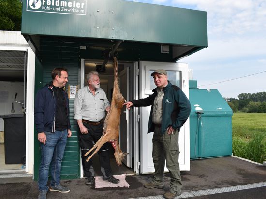 In der Mobilen Wildkammer der Bühler Jagdgenossenschaft wird erlegtes Wild verarbeitet. Die Anlage betreut Fritz Wunsch (Mitte), zusammen mit Patric Frank (links) und Martin Damm vom Bühler Forstamt. 