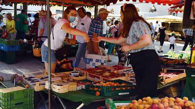 Gut angenommen: Der Wochenmarkt auf dem Markt- und Kirchplatz hat in den Corona-Wochen eine gesteigerte Nachfrage erfahren.