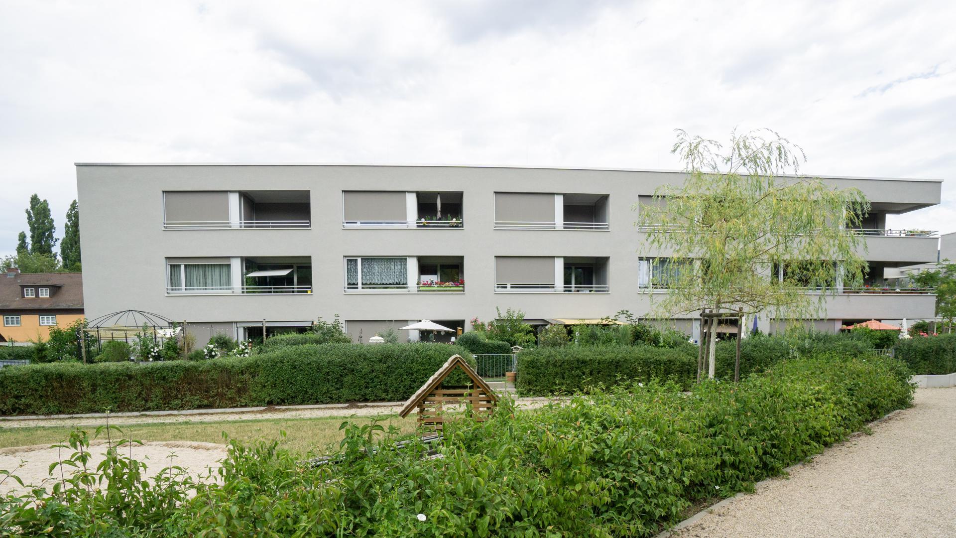 Die Wohnanlage am Ooswinkel in Baden-Baden ist nach einem Entwurf von Freivogel Mayer Architekten im Auftrag der Baugenossenschaft Baden-Baden entstanden. Sie wurde mit der Hugo-Häring-Auszeichnung des Bundes Deutscher Architektinnen und Architekten (BDA) prämiert. 