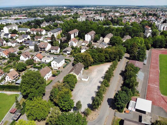 Bühl Luftbild von einer Drohne auf das Wohngebiet Hägenich mit dem Vereinsheim des TV Bühl und dem Jahnstadion. Der Blick schweift weit bis zum Horizont