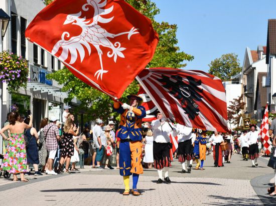 Der Fanfarenzug Bühl führt den Umzug zum Zwetschgenfest in jedem Jahr an . 