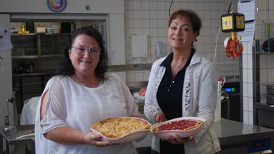 Zwei Frauen mit Kuchen