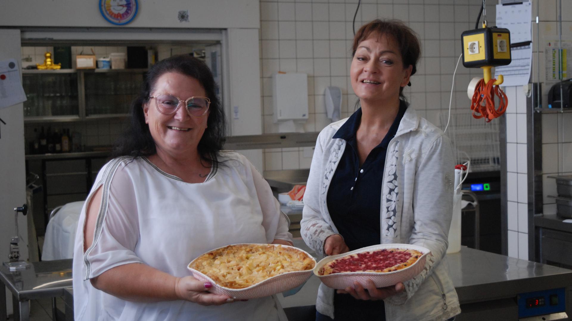Zwei Frauen mit Kuchen