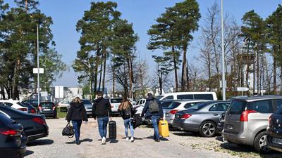 Gut belegte Parkplätze zeugen vom lebhaften Urlaubsbetrieb auf dem Baden-Airport in Söllingen. Wegen der Parkgebühren weichen viele Fluggäste auf die benachbarten Orte aus, um ihre Fahrzeuge während des Urlaubs abzustellen.