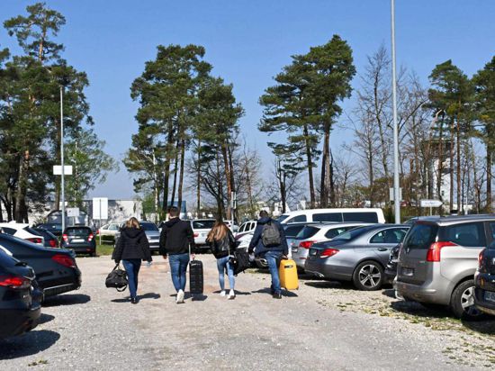 Gut belegte Parkplätze zeugen vom lebhaften Urlaubsbetrieb auf dem Baden-Airport in Söllingen. Wegen der Parkgebühren weichen viele Fluggäste auf die benachbarten Orte aus, um ihre Fahrzeuge während des Urlaubs abzustellen.