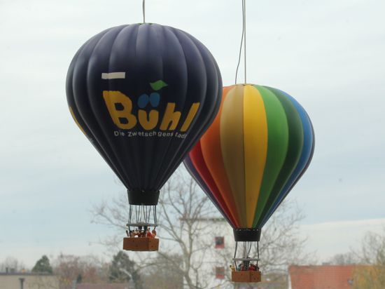 Zwei Modellballons, einer in Regenbogen, der andere mit Aufschrift Zwetschgenstadt Bühl