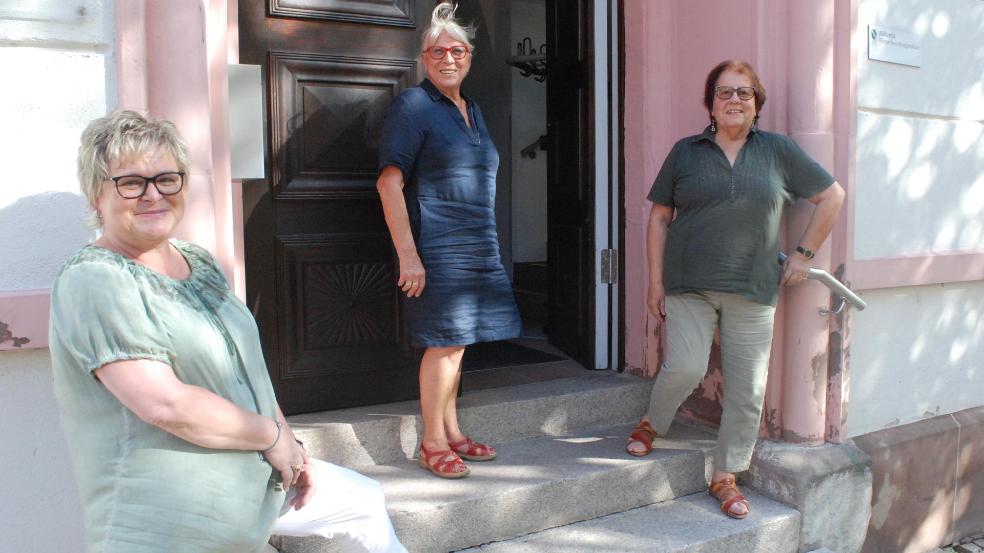 Petra Reisewitz, Erika Otto und Anni Schneider (von links) vor dem Alten Schulhaus, wo das Bürgerbüro noch bis zum Herbst untergebracht ist. Viele Besucher finden derzeit nicht hierher: Zu groß ist die Verunsicherung.          
