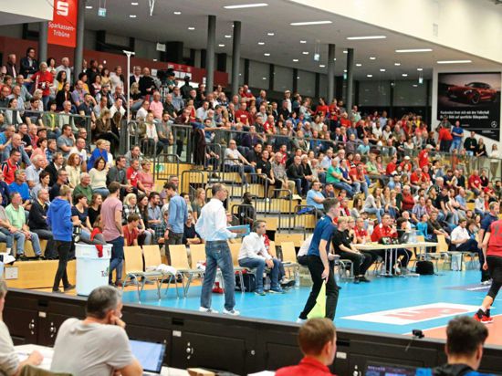 Volle Tribüne im Hexenkessel: Beim Start der neuen Volleyball-Saison dürfen wohl deutlich weniger Zuschauer in die Großsporthalle in Bühl.