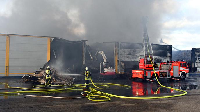 In Bühl brennt eine Lebensmittelfirma. Die Feuerwehr ist mit mehreren Abteilungen im Einsatz.