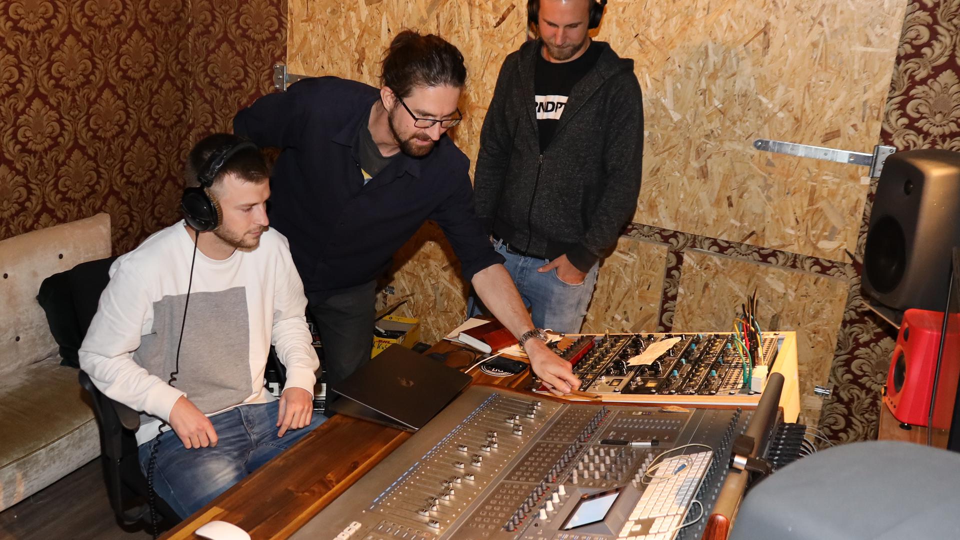 Der Fußball-Mythos Mittelberg lebt: Benjamin Knoke (Mitte) vom „InLine Audio Studio“ in Kappelrodeck bringt ihn mit Gregor Dörflinger (links) und Benjamin „Benny“ Rohmer von der Band „Ausfahrt 53“ zum Klingen.