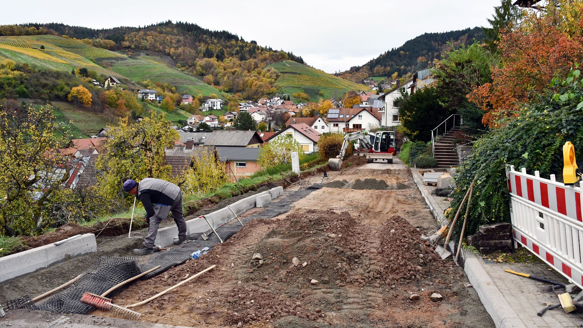 Nachdem durch Absacken bei einer Baustelle in der Hindenburgstraße ein Riss auf der Straße entstanden ist, entschloss sich die Gemeinde Bühlertal für eine neue Decke über 200 Meter.