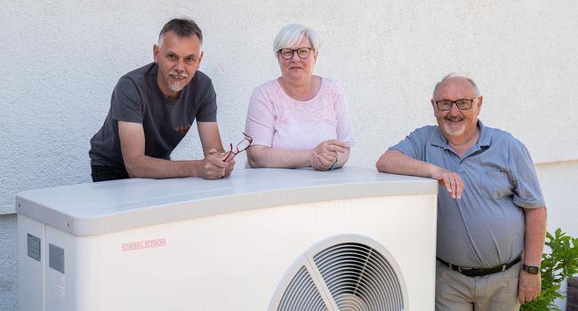 Mario Ulrich (links) hat in Bühlertal bei Familie Geiges eine Wärmepumpe installiert, durch die die Familie nach eigenen Berechnungen 1.800 Euro Heizkosten pro Jahr einspart.