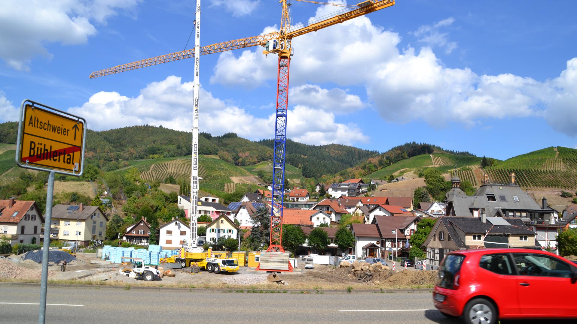 Baukran an der Baustelle in Bühlertal, wo ein neuer Scheck-In-Markt gebaut werden soll.