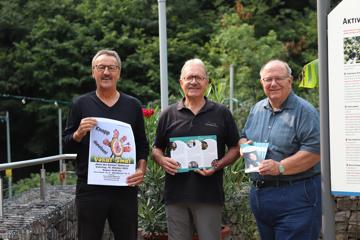 Die Organisatoren Jürgen Brügel, Roland Jung und Tino Rettig zeigen ein Plakat und Prospekte mit dem Programm von „Live im Gewölbekeller“.