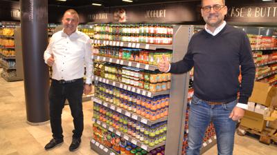 Die Lebensmittel-Nahversorgung im Tal und darüber hinaus ist gesichert: Bauherr Alexander Baumann (rechts) und Christoph Scheck-Berger präsentieren das neue Scheck-in Center in der Hauptstraße 4a. 