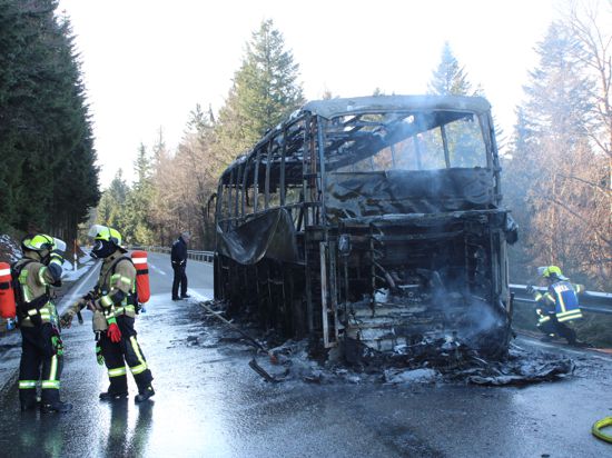 Völlig zerstört wurde am Donnerstag ein Reisebus, der auf der Schwarzwaldhochstraße in Flammen aufgegangen war.