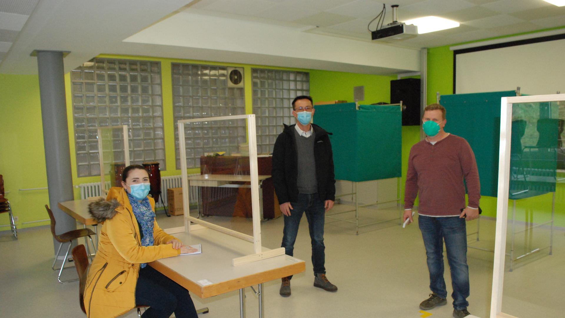 Wahllokal mit drei Personen