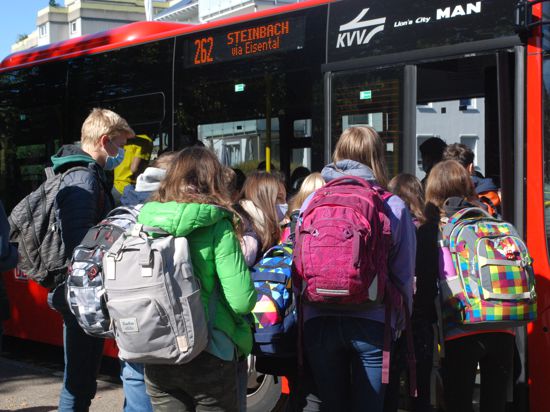 An ihren Schulen sind die Schüler (hier an der Haltestelle des Windeck-Gymnasiums) strengen Regeln unterworfen; vor und im Bus sind Mindestabstände aber oft nicht einzuhalten.