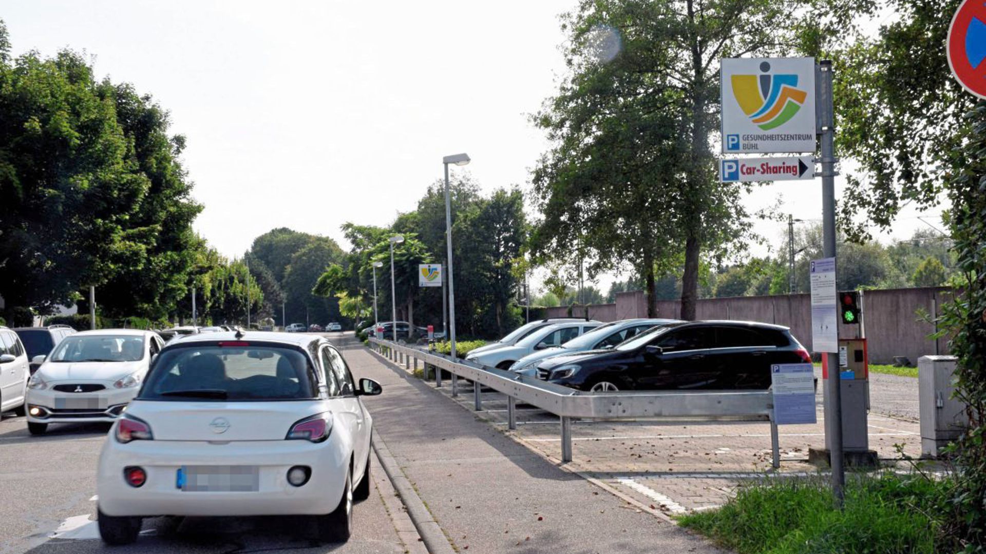 Südlich des Bühler Bahnhofs befindet sich der Parkplatz eines Carsharing-Autos der Stadtmobil Südbaden AG.