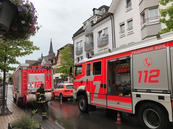 Feuerwehr-Fahrzeuge stehen in der Bühler Hauptstraße