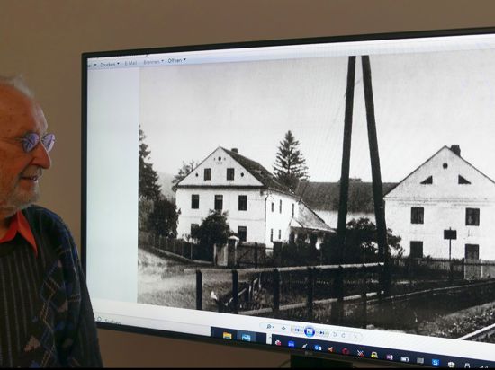 Helmut Hannig betrachtet auf einem Bildschirm eine Fotografie.