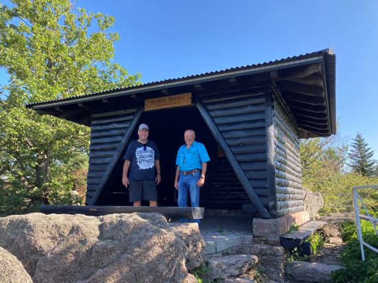 Zwei Männer an einer Schutzhütte